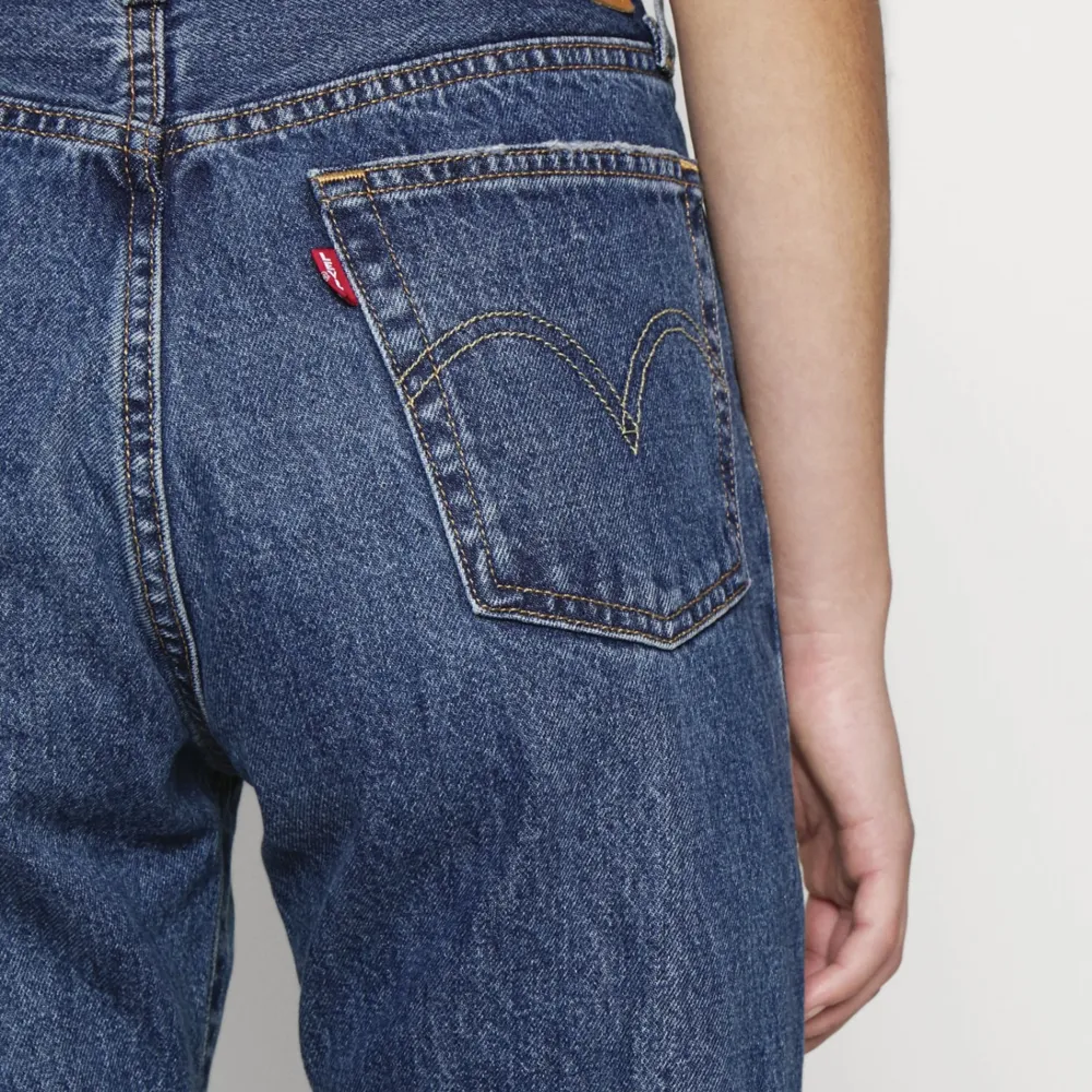 Snygga Levis Jeans! I en rak modell och i storlek 23/28😊  Använd cirka 10 gånger så byxorna är i utmärkt skick. Köptes för cirka 1000kr Skriv om ni har frågor ✨. Jeans & Byxor.