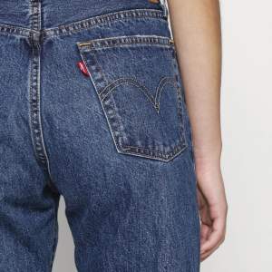 Snygga Levis Jeans! I en rak modell och i storlek 23/28😊  Använd cirka 10 gånger så byxorna är i utmärkt skick. Köptes för cirka 1000kr Skriv om ni har frågor ✨