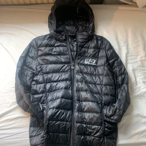 Emporio Armani - EA7 Svart Jacka (Lätt) - Storlek S  Knappast använd  Bra Skick Köpt för 1300kr