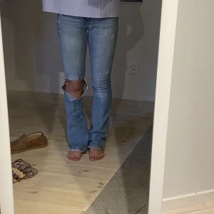Bootcut jeans - Lågmidjade bootcut jeans, sitter fett snyggt och klockrent hål, så fräscha på sommaren till bara en vit T-shirt eller stickat. Har lite slitningar vid skärphålen. Har inga mått