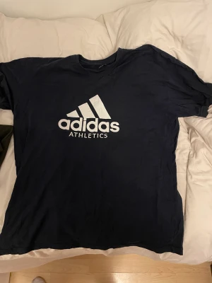 Adidas T-shirt  - Det står 6Xl men den är 2XL - använt 6 -10 gånger. 