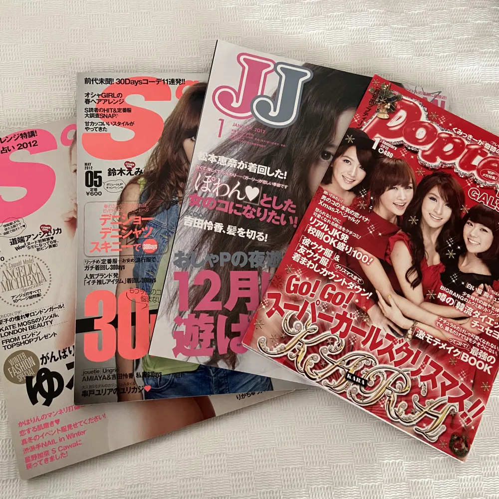 Säljer 4 st japanska modetidningar från 2012 💖💓💓 Så roligt om man gillar kulturen och modet från Japan/Korea 🥰💕 Dem är alla som nya och i fint skick! Kan skickas för frakt på ca 55kr (dem är tjocka och väldigt tunga) eller hämtas 💕. Övrigt.