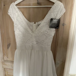 Studentklänning - En perfekt studentklänning från Nelly! Aldrig använd endast testad. 🤍 