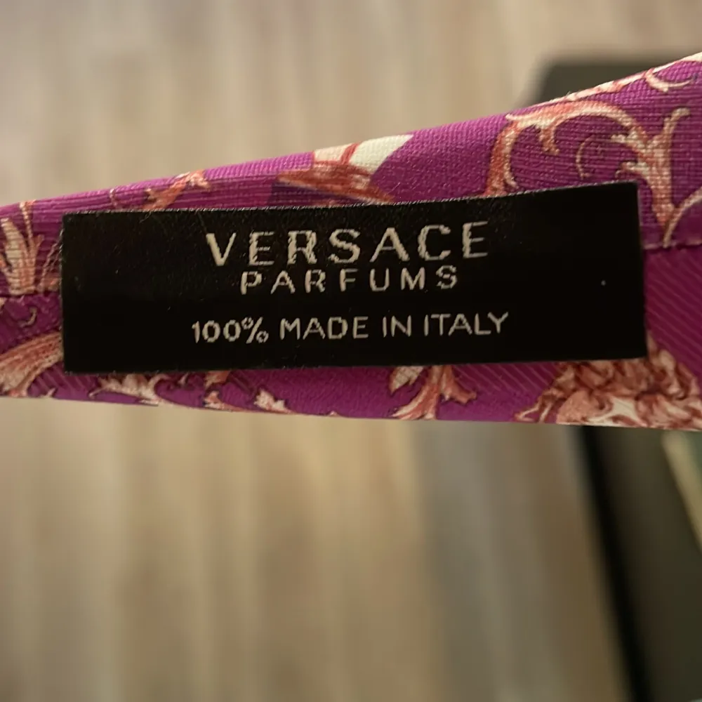 Helt nytt Versace hår band som jag själv inte har användning av. Accessoarer.