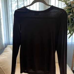 Svart långärmad  - Svart långärmad tröja från Vero Moda i storlek XS. Använd Max 2 gånger. Köparen står för frakten!💗