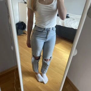 Jeans - Säljer mina jeans från Hm då de är för små och ej kommer till användning något mer, storlek 36💕 De är använda men i väldigt bra skick!