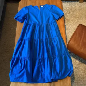 En helt oanvänd blå barn klänning. Säljer för att den inte passar.