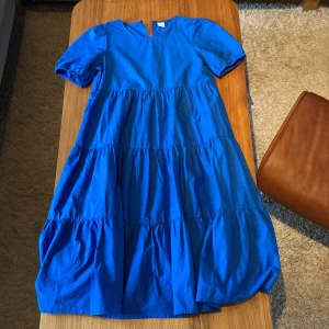 Blå klänning💙 - En helt oanvänd blå barn klänning. Säljer för att den inte passar.