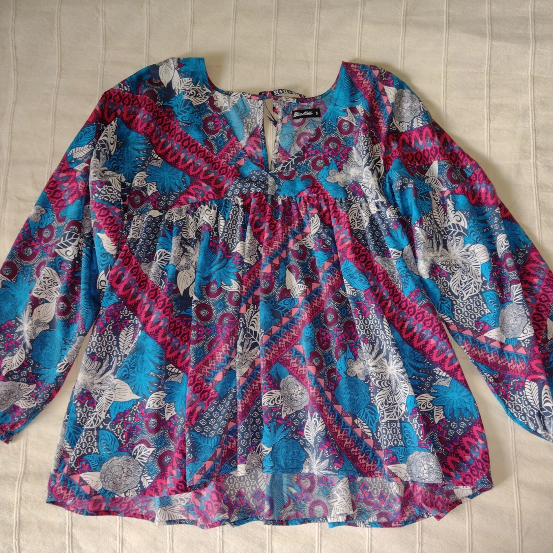 V-ringad loose mönstrad och färgglad blus med ballongärmar - Storlek S