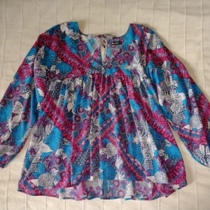 V-ringad loose mönstrad och färgglad blus med ballongärmar - Storlek S - Svinfin mönstrad och v-ringad blus. Storlek S men skulle säga att den kan passa XS-M. Ballongärm. Tyget är mjukt och svalt och blir typ inte skrynkligt. Bara använd ett par gånger och i fint skick.  