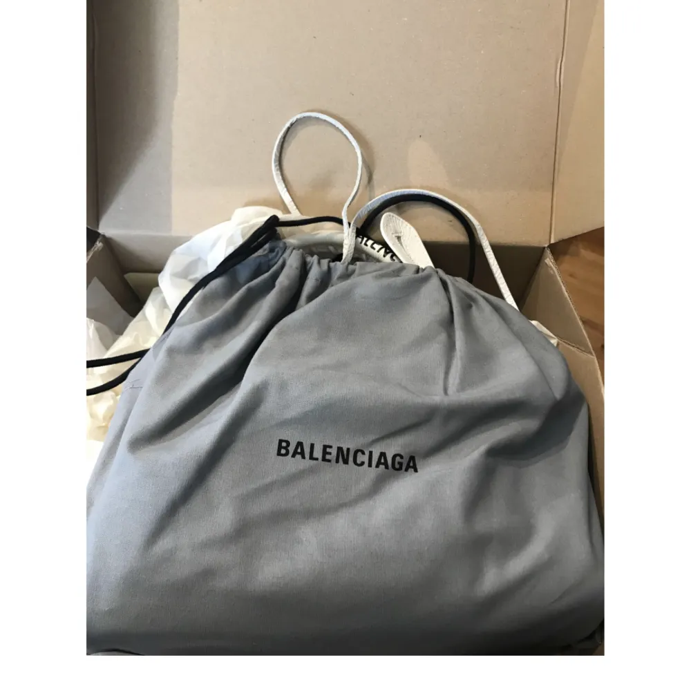 Intressekoll sjukt snygg Balenziaga väska!! Från deras limited graffiti collection, helt slutsåld och svår att få tag i!!  Kvitto, dustbag och äkteheysbevis medföljer Nypris över 18.00  Väskan är använd men i väldigt bra skick  . Väskor.