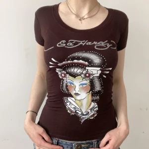 Ed hardy topp - Såå fin Ed hardy tshirt med rhinestones! Storlek XS. Endast frakt 🎀 använd gärna köp-nu ⭐️ om den inte är markerad sålt finns den kvar🥀