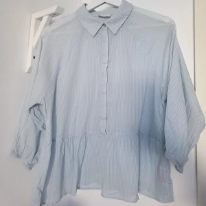 Skjorta S - En väldigt söt blus från Noisy May. Används några gånger, men det är inte längre min smak. Är i S-Storleken men passar även för dig som M. Material är. Mjuk och sköna. 