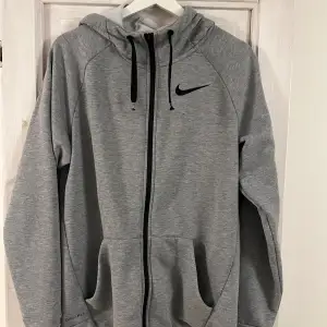 En grå sällsynt Nike tröja, man kan även få byxorna med om man vill