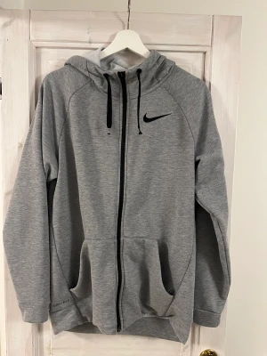 Nike zip - En grå sällsynt Nike tröja, man kan även få byxorna med om man vill