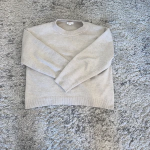 Stickad tröja  - En jättefin beige stickad tröja från hm! Strl S men passar även XS! Nypris 259! 