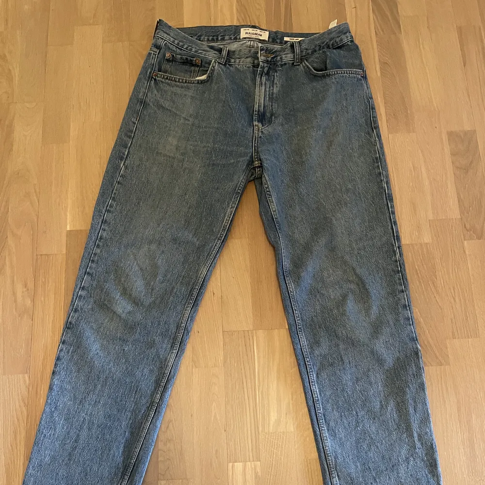 Stora och långa jeans. Jag är 189cm och de sitter bra.  Lite slitage längst ner, skriv vid intresse/frågor!. Jeans & Byxor.