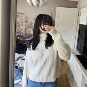Stickad polo  - Stickad beige ”halv”polo från Vero Moda. Endast använd ett fåtal gånger och nyskick. Nypris var runt 400kr tror jag. 
