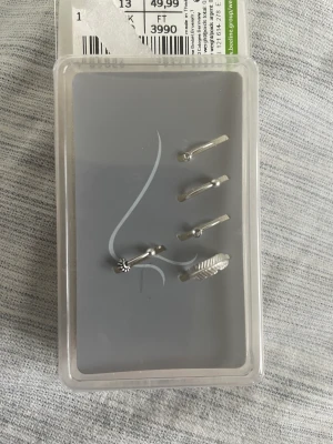 Näs piercing - 5 oanvända näspiercings för näsvingen, Sterling silver. Lite sliten förpackning men har somsagt aldrig använts då jag inte har sån piercing!