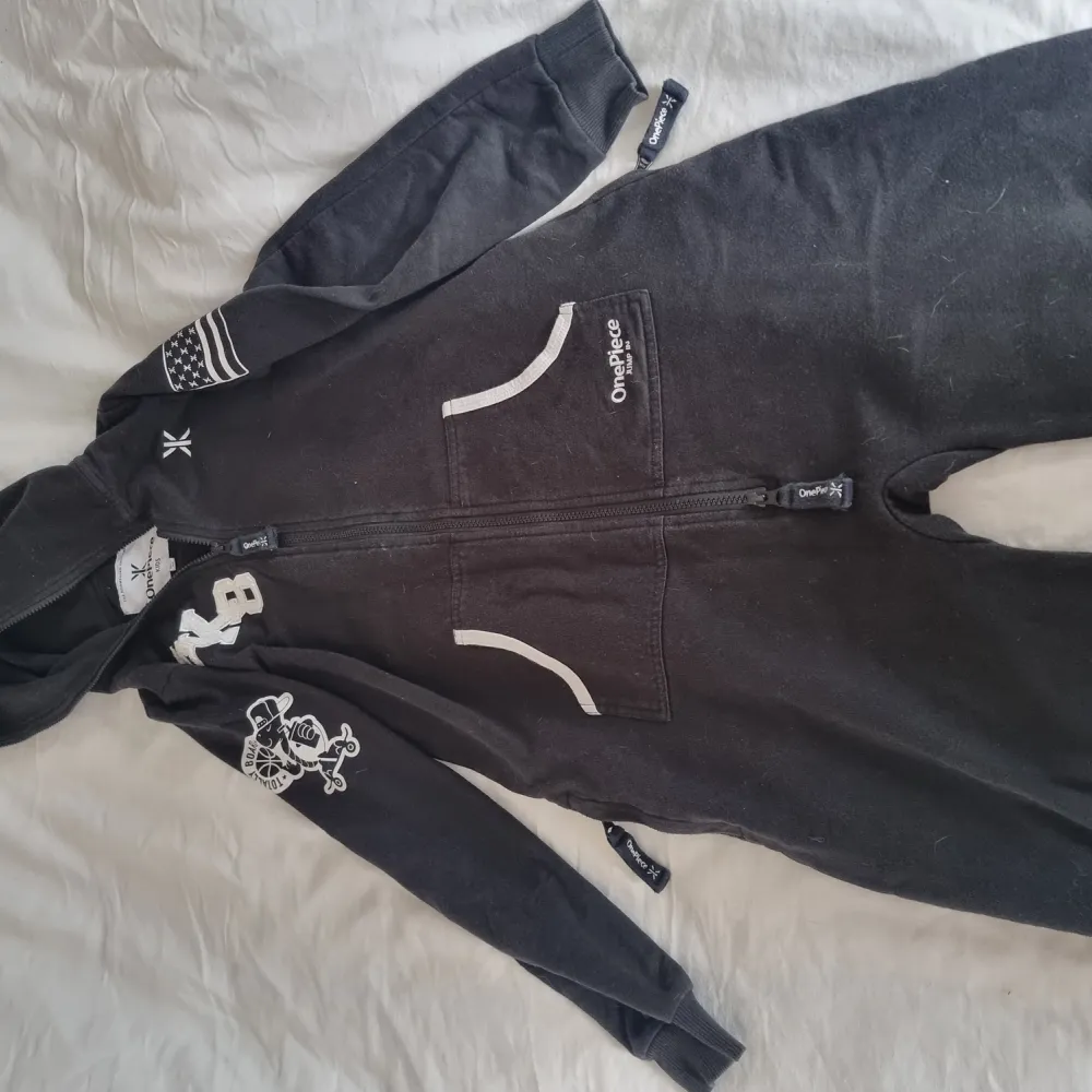 Svart OnePiece  Sparsamt använd. Storlek 10/11  146. Hoodies.