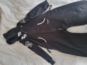 OnePiece Kids - Svart OnePiece  Sparsamt använd. Storlek 10/11  146