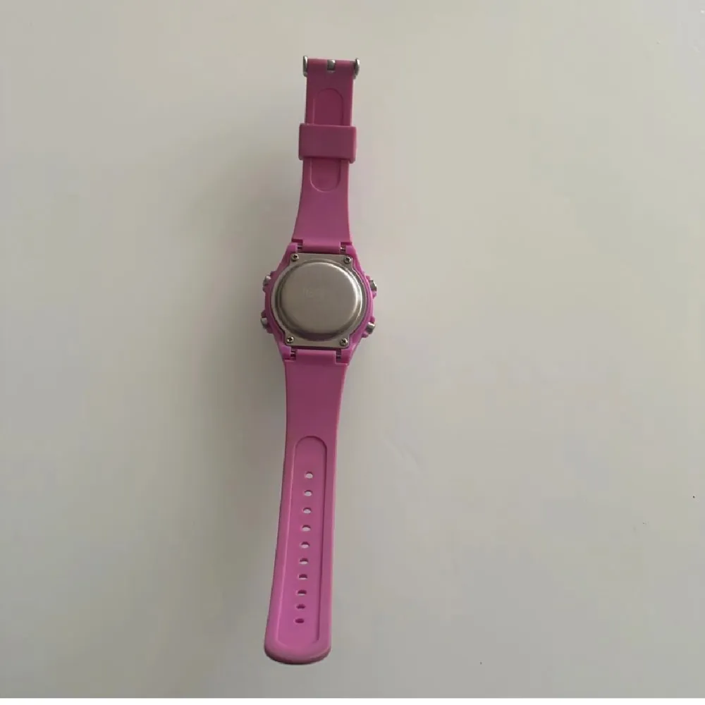 ❌LÄS BIO FÖRST❌  ❌LÄS BIO FÖRST❌Säljer denna underbara regal klockan som är i nytt skick. Har knappt använt den. Den funkar precis som en nyköpt klocka. Köpte den för ungefär för 650-800 PRISET KAN ÄVEN DISKUTERAS. Accessoarer.
