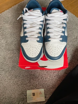 Nike dunk low valerian blue 🐳  - Nike dunk low valerian blue 🐳  Sparsamt använda och är enligt mig i ett 8/10 skick Skriv privat vid funderingar eller frågor.