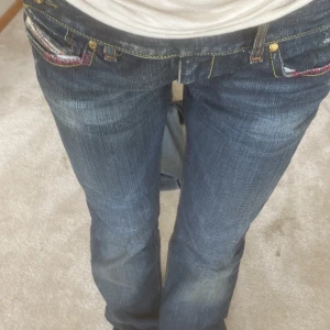 Diesel jeans 👖  - Säljer dessa diesel jeans i stl. 28.  Jag är 163 och dem är lite långa i benen på mig.  Köpta för nypris 1800kr priset kan diskuteras privat med mig ❤️ säljer så jag behöver pengarna. ❤️ kontakta vid intresse tryck ej på köp nu ❤️❤️
