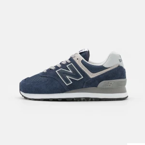 New balance 574 skor - Skitsnygga New balance 574 som endast använts ett fåtal gånger. Första bilden är lånad men det är samma modell. Kommer tyvärr inte till användning och säljer därför!💗storlek 40 men passar bra på mig som har 38