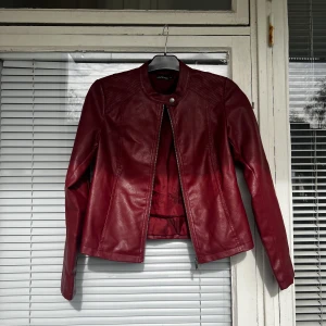 Vintage läderjacka skinnjacka leatherjacket bikerjacka bikerjacket motorcykeljacka läder vegansk ekoläder faux leather  - Vintage läderjacka (vegansk läder/faux leather) i fint skick säljes. Har en liten fläck på ena ärmen (se sista bild), annars fint skick. Supermjukt läder. Strl: M