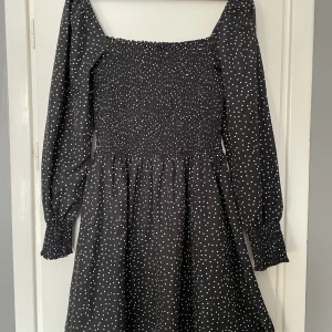 Klänning - Svart klänning med vita prickar från Bubbleroom i storlek 40