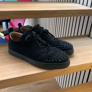 Christian Louboutin - Min polares Christian Louboutin som köptes från Mytheresa för 2 år sedan (7000kr) och har använts väl men har inga större skador förutom nedslitna spikar. Sänkt pris på att lådan saknas.