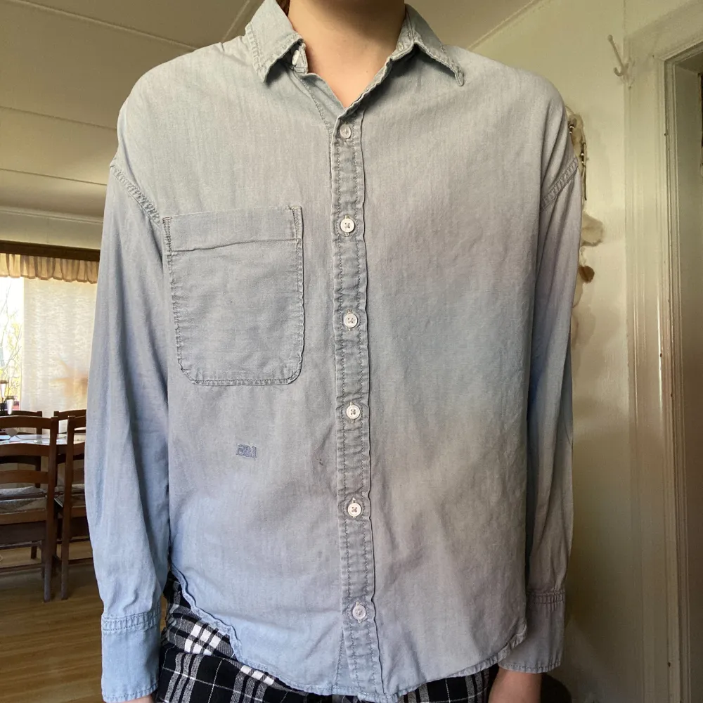 Levis skjorta Står att det är storlek XS men passar även S då den är oversize . Skjortor.