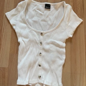 T-shirt med knappar - Skriv om du är intresserad så kan vi diskutera pris, frakt och så vidare😊 Bara att skriva om du vill ha fler bilder