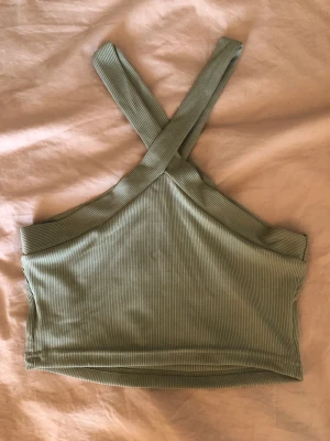 Topp - Snygg grön ribbad topp från shein med korsade axelband. Aldrig använd då den inte riktigt passade mig