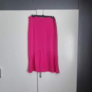 Ny satin kjol från Primark oanvänd. Stl 44