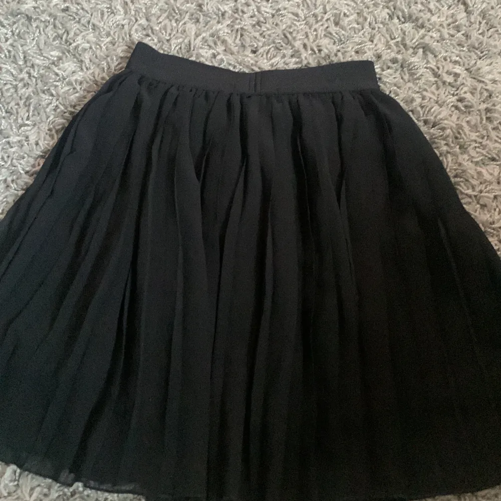 Säljer min super fina svarta kjol från NA-KD . Kjolar.