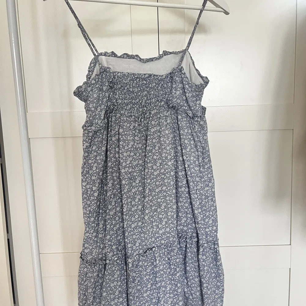 Superfin klänning från & Other Stories i storlek 36. Använd ett fåtal gånger och köpt för ca 800 kr.. Klänningar.