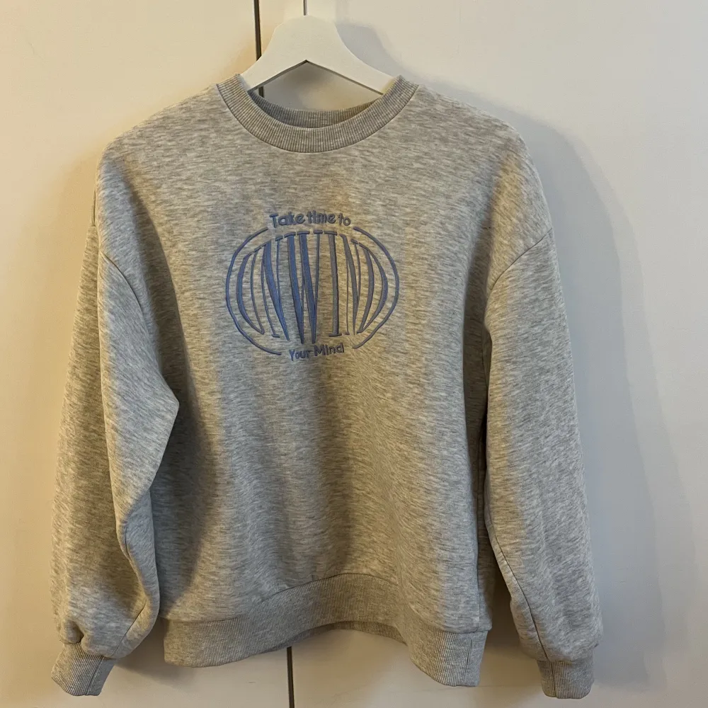 Skön sweatshirt från Gina som används en gång, säljs för att den inte används🩵 . Hoodies.