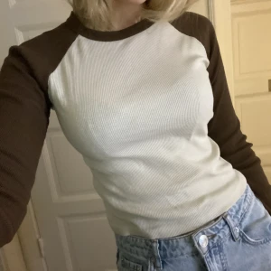 Brandy Melville Topp - Långärmad topp från brandy Melville,   Bra skick! 