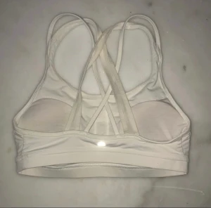 Lululemon sport-bh storlek 4 - Vit sport-bh/sporttopp från Lululemon. Storlek 4. Väldigt fint skick, inga missfärgningar eller dylikt! Använd ett fåtal gånger bara.