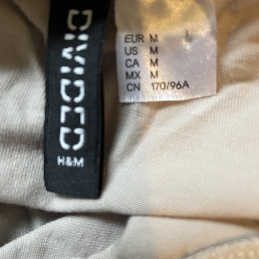 En beige långärmad tröja från H&M i storlek M. . Toppar.