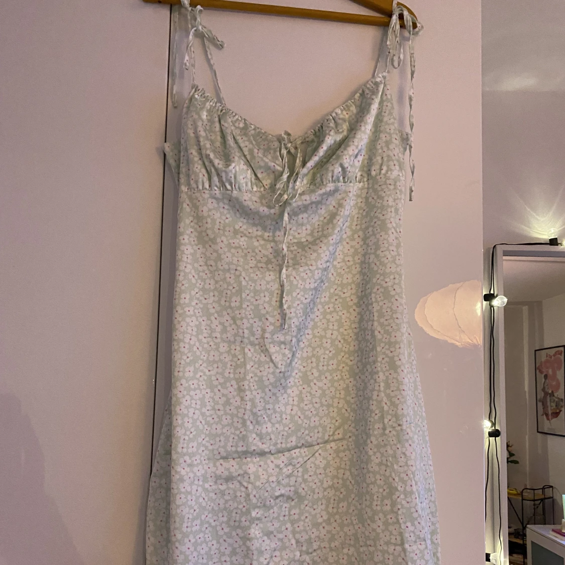 Blommig sidenklänning  - 91