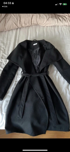 Svart kappa - Svart kappa ifrån Jacquelin de young i storlek XS.