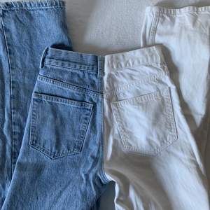 Blå/vita jeans, använda men är i bra skick. Högmidjade, vida byxben.