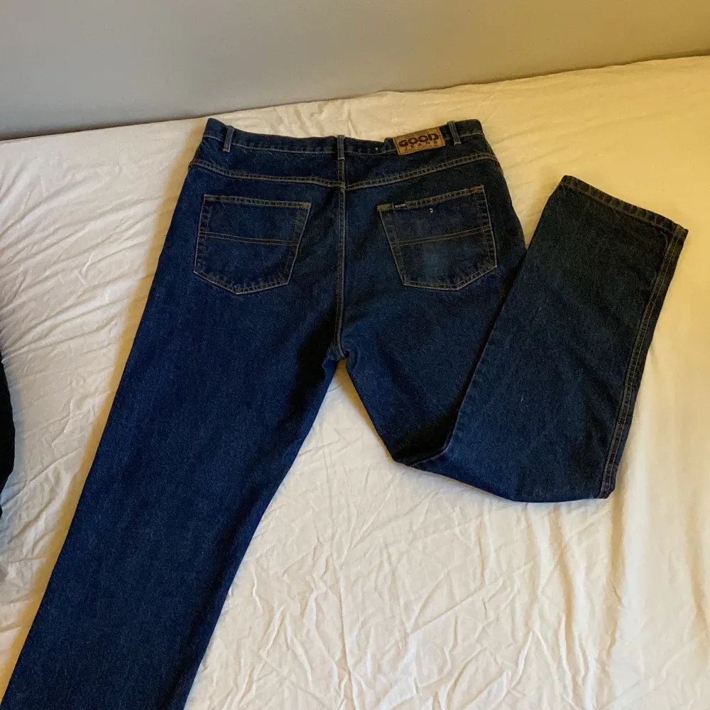 Ett riktigt skyggt par lågmidjade jeans som har en baggy passform. Köpta second hand men har inte kommit till användning. Jeans & Byxor.