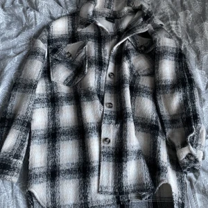 Jacka  - Vårjacka från vero Moda, jättebra skick, storlek s men passar även m 