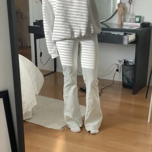 Lågmidjade jeans - Säljer mina sjuk snygga och somriga lågmidjade jeans. Väldigt unik ljusblå färg, som visas på bilderna, den är väldigt ljusblå så att de nästan uppfattas vita. Midjemått 76cm, beninnerlängd 74cm och måttet mellan grenen och midjan är 20cm.