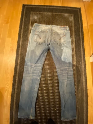 Dondup jeans - Ljusblå dondup jeans. Modell: george. Storlek: 35. Hål i vänster lår men fickan ”täcker” hålet. Annars ganska gott skick. Nypris: 2800