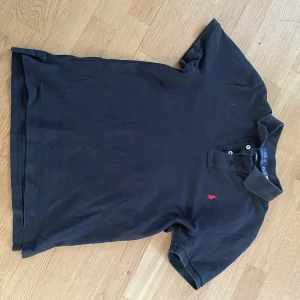 Polo pike - Fet svart polo pike💥 fattar inte size men skulle säga s/m 💥💥💥 tar emot trades👊👊🅱️